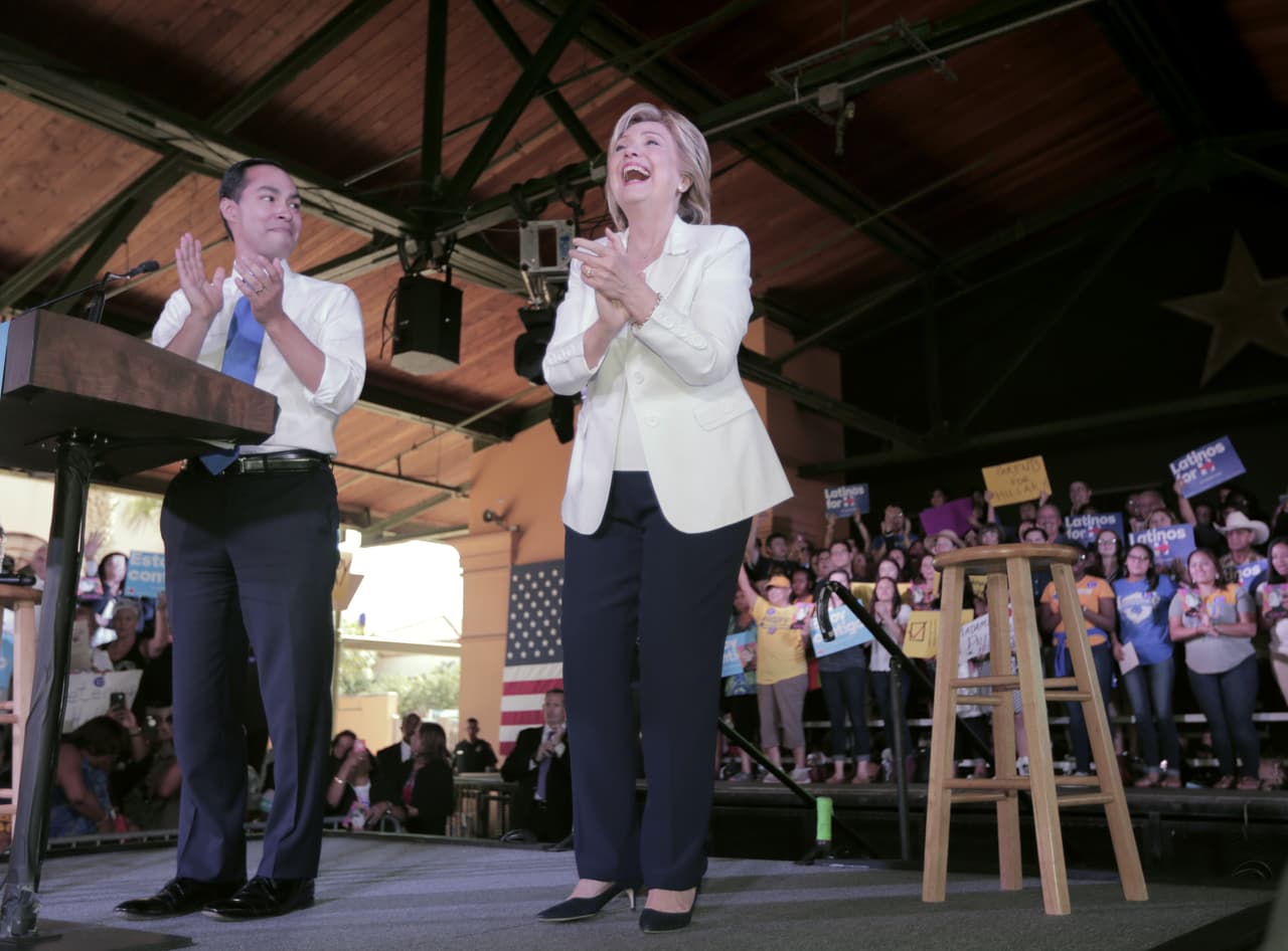 La precandidata Hillary Clinton lanzó este jueves en San Antonio su campaña “Latinos for Hillary”, y en ella se comprometió a trabajar "desde el primer día" por una reforma migratoria, si gana las elecciones de 2016. Asimismo, la candidata señaló que, de ser la nominada de su partido, considerará a Julián Castro, exalcalde de San Antonio y actual secretario de Vivienda, como posible aspirante a la vicepresidencia en su candidatura.