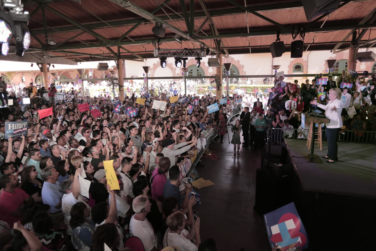 La precandidata Hillary Clinton lanzó este jueves en San Antonio su campaña “Latinos for Hillary”, y en ella se comprometió a trabajar "desde el primer día" por una reforma migratoria, si gana las elecciones de 2016. Asimismo, la candidata señaló que, de ser la nominada de su partido, considerará a Julián Castro, exalcalde de San Antonio y actual secretario de Vivienda, como posible aspirante a la vicepresidencia en su candidatura.