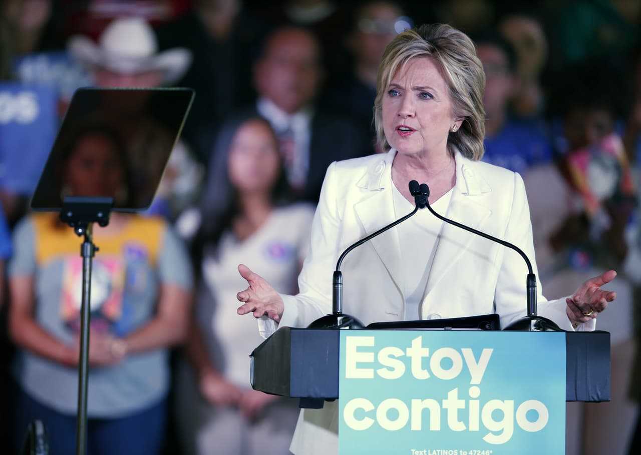 La precandidata Hillary Clinton lanzó este jueves en San Antonio su campaña “Latinos for Hillary”, y en ella se comprometió a trabajar "desde el primer día" por una reforma migratoria, si gana las elecciones de 2016. Asimismo, la candidata señaló que, de ser la nominada de su partido, considerará a Julián Castro, exalcalde de San Antonio y actual secretario de Vivienda, como posible aspirante a la vicepresidencia en su candidatura.