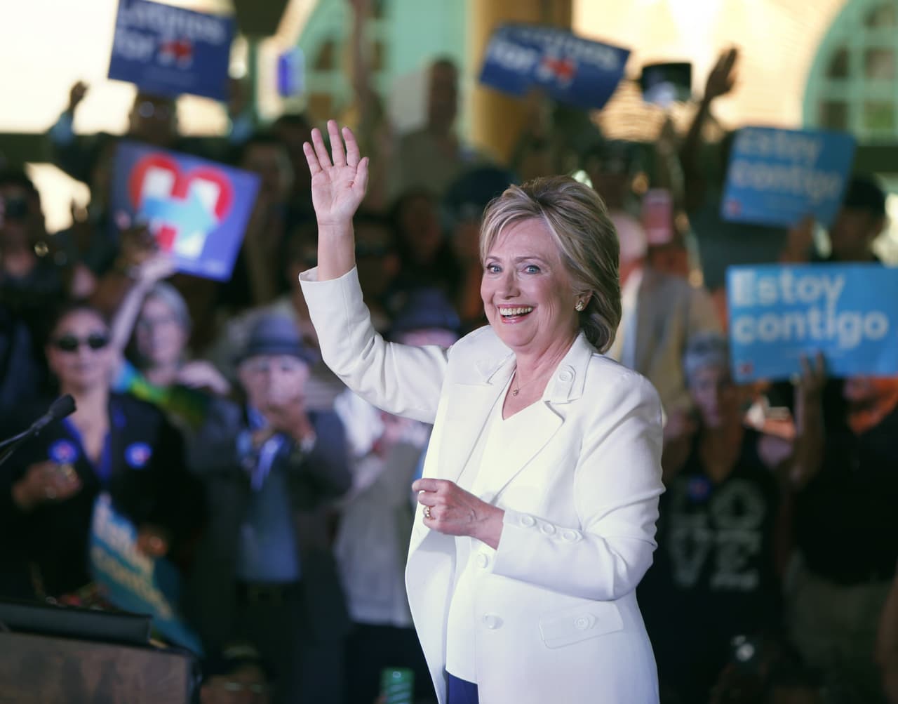 La precandidata Hillary Clinton lanzó este jueves en San Antonio su campaña “Latinos for Hillary”, y en ella se comprometió a trabajar "desde el primer día" por una reforma migratoria, si gana las elecciones de 2016. Asimismo, la candidata señaló que, de ser la nominada de su partido, considerará a Julián Castro, exalcalde de San Antonio y actual secretario de Vivienda, como posible aspirante a la vicepresidencia en su candidatura.