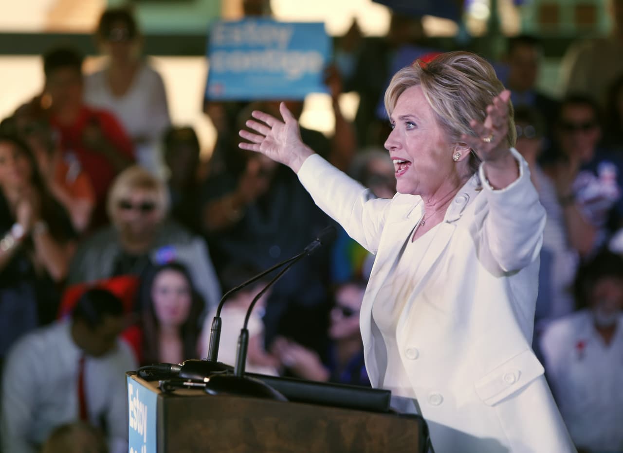 La precandidata Hillary Clinton lanzó este jueves en San Antonio su campaña “Latinos for Hillary”, y en ella se comprometió a trabajar "desde el primer día" por una reforma migratoria, si gana las elecciones de 2016. Asimismo, la candidata señaló que, de ser la nominada de su partido, considerará a Julián Castro, exalcalde de San Antonio y actual secretario de Vivienda, como posible aspirante a la vicepresidencia en su candidatura.
