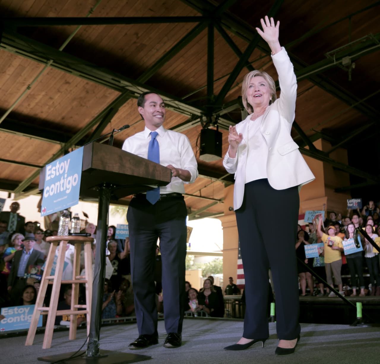 La precandidata Hillary Clinton lanzó este jueves en San Antonio su campaña “Latinos for Hillary”, y en ella se comprometió a trabajar "desde el primer día" por una reforma migratoria, si gana las elecciones de 2016. Asimismo, la candidata señaló que, de ser la nominada de su partido, considerará a Julián Castro, exalcalde de San Antonio y actual secretario de Vivienda, como posible aspirante a la vicepresidencia en su candidatura.