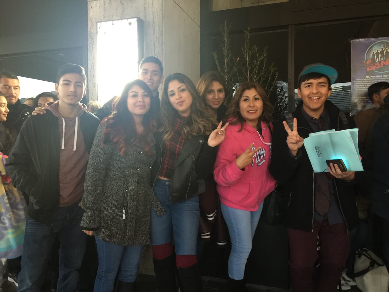 Cantando y con toda la energía se hicieron sentir los jóvenes texanos que madrugaron en busca de la oportunidad de sus vidas. Cada uno tuvo la misión de convencernos con su talento, personalidad y estilo único, muchos audicionaron pero sólo los mejores subirán al escenario.