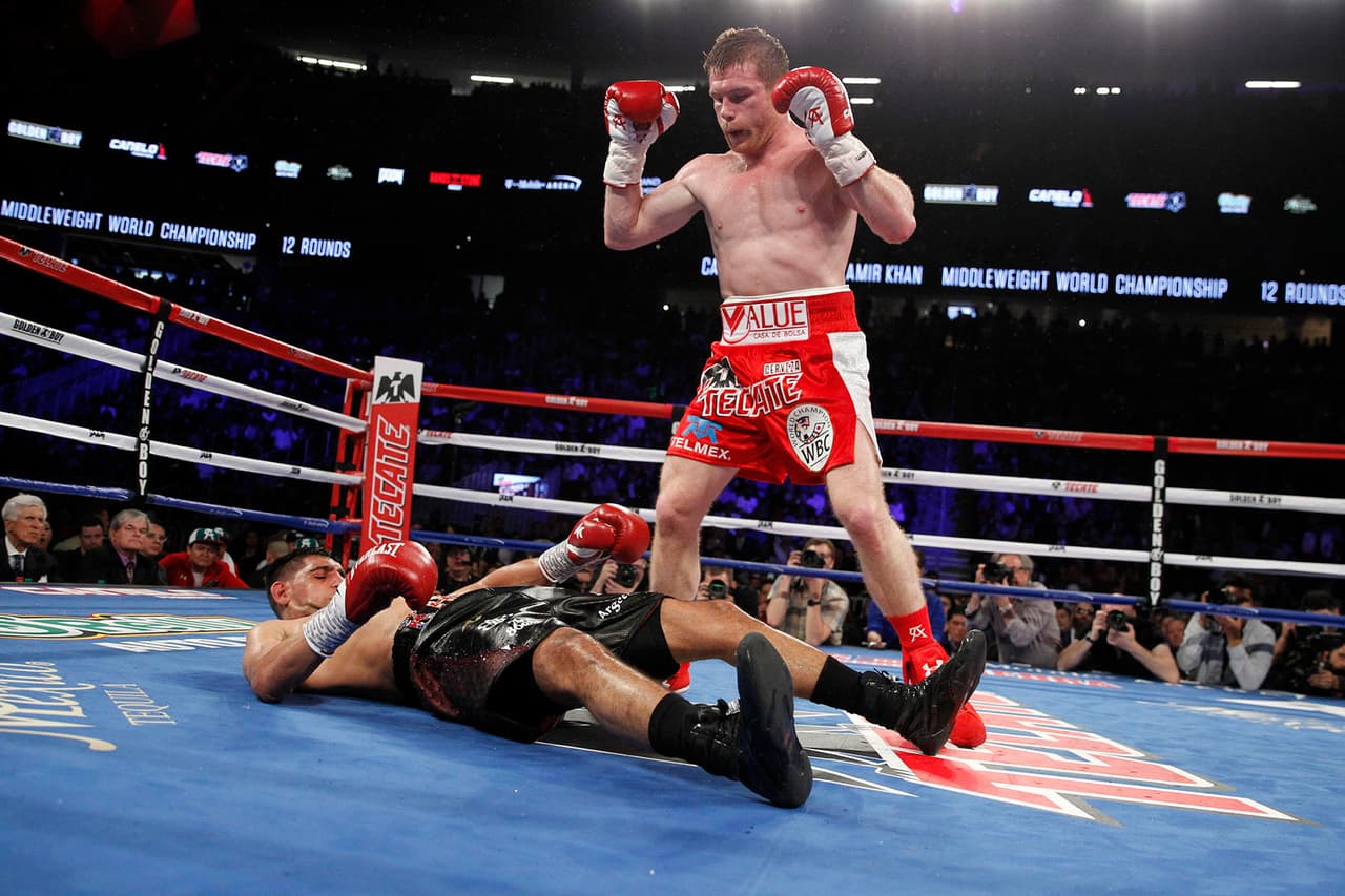 'Canelo' Alavrez deja tendido a Khan en la lona en el sexto round.