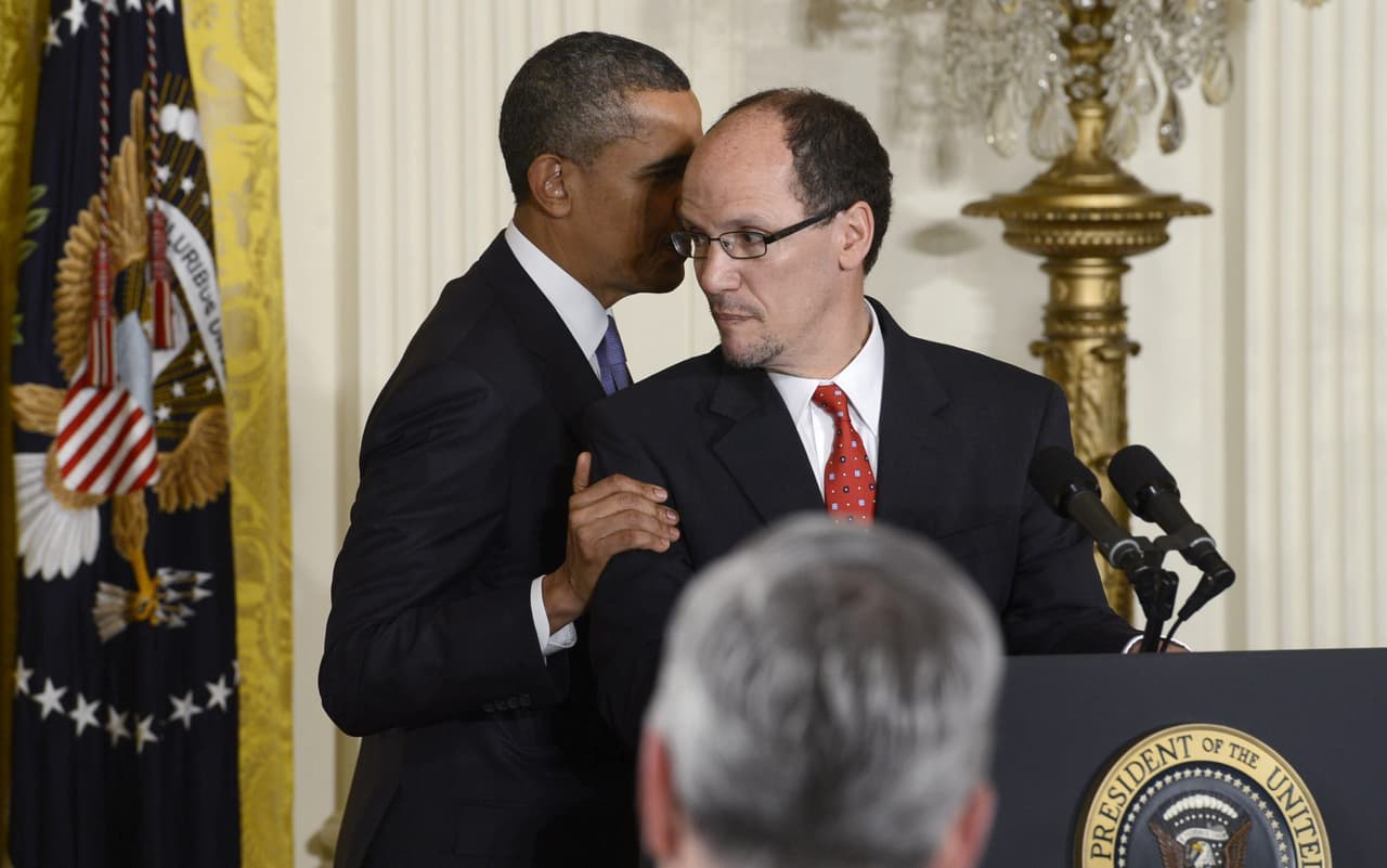 <b>2013.- </b>El presidente Barack Obama presenta a su nominado para ser secretario de Trabajo, el hispano Tom Pérez, durante una ceremonia en la Casa Blanca el 18 de marzo de 2013.