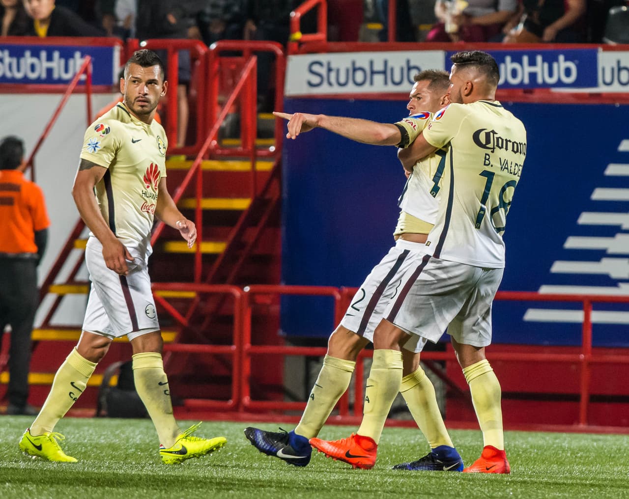 Frustrado por la inminente eliminación de Copa MX en Tijuana, el defensa americanista agredió al árbitro Fernando Hernández. Primero fueron ocho juegos y dos más por insultos. Pero después la Comisión de Apelaciones le echó un año en la congeladora.