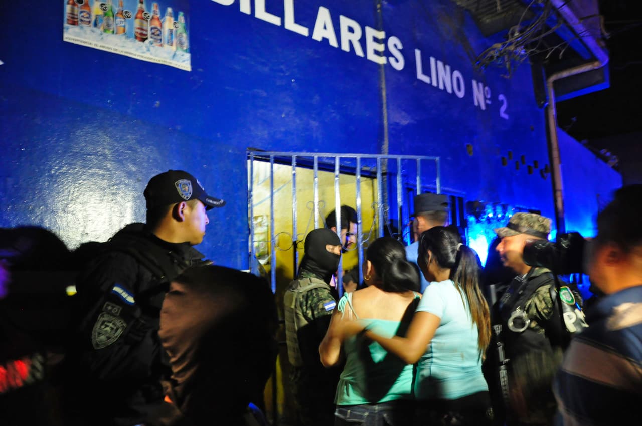 Familiares esperan noticias en el lugar del tiroteo