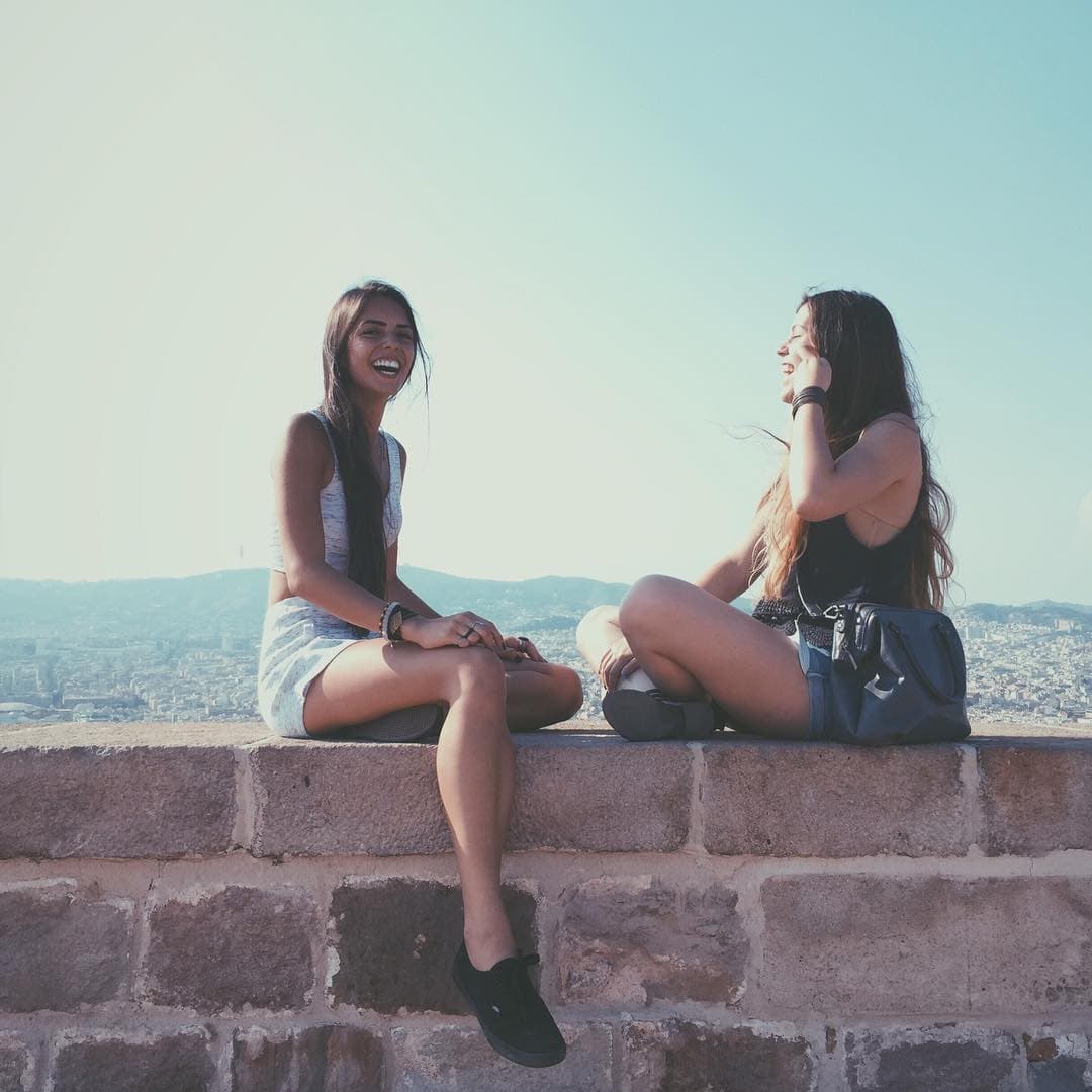 Con una de sus mejores amigas disfrutando del viaje.