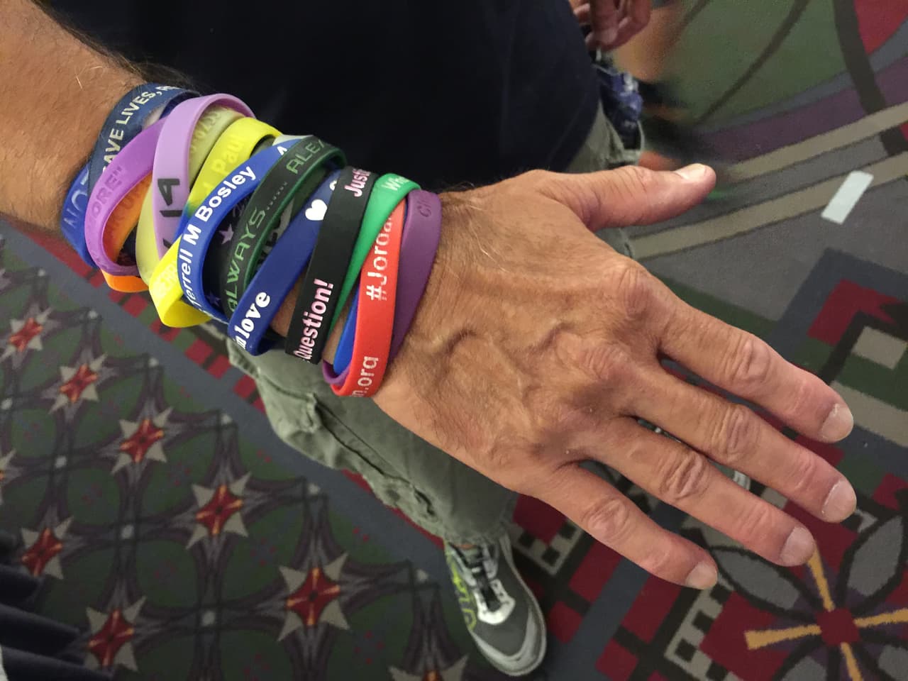 Las pulseras que lleva en sus manos Richard Martínez en recuerdo de víctimas de armas de fuego como su hijo.