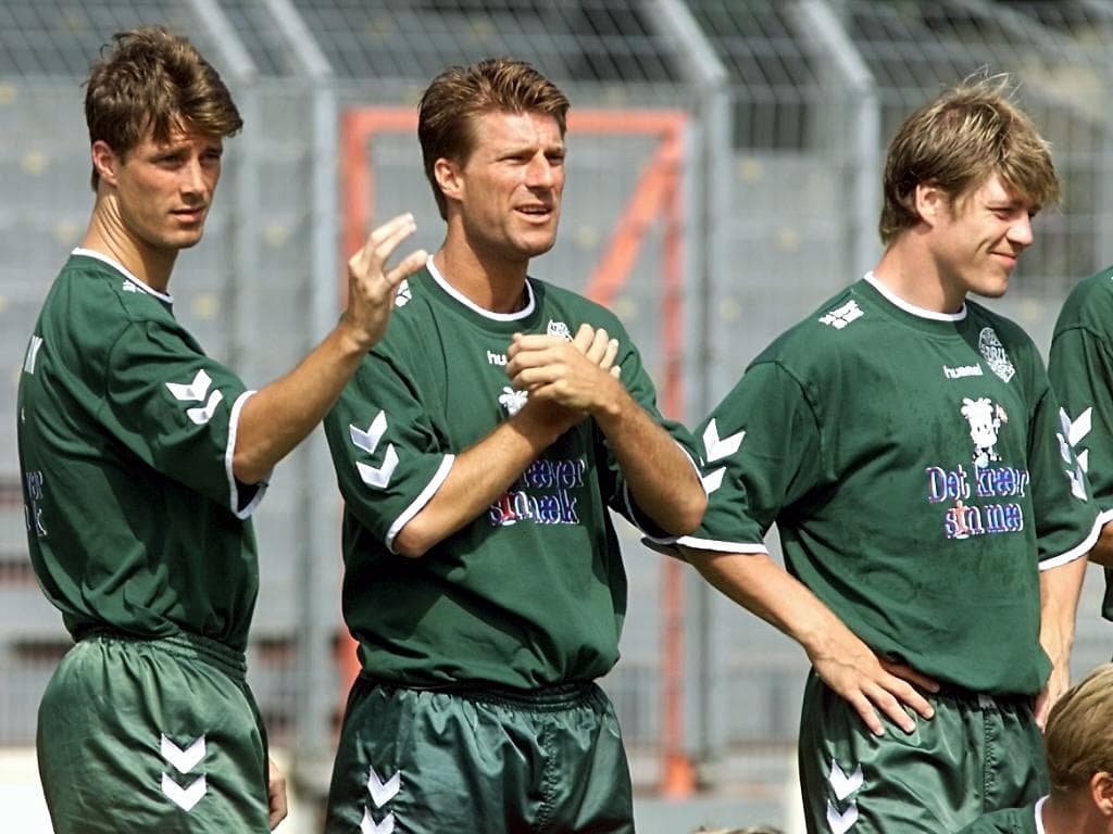 Brian (izq.) y Michael Laudrup (centro), aparte de la calidad de su juego de ataque con Dinamarca, serán recordados por su divertida celebración durante Francia 98. En ello ambos se acostaban en el césped y posaban para la foto. Algo digno de dos hermanos con el mismo sentido del humor. En ese Mundial alcanzaron los cuartos de final.
