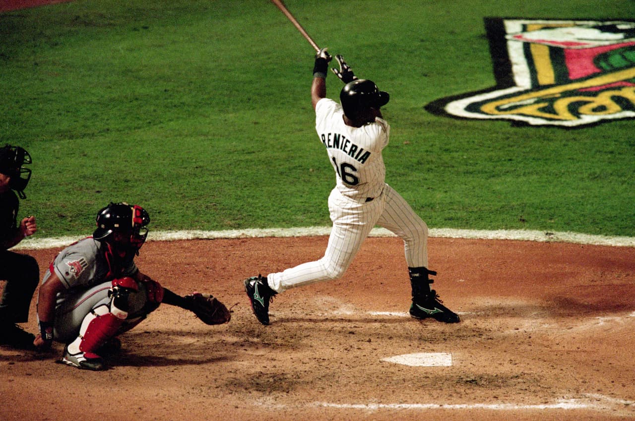 El colombiano Édgar Rentería pegó un hit en el inning 11 y con eso le dio el triunfo a Marlins para vencer a los Cleveland Indians en 1997.