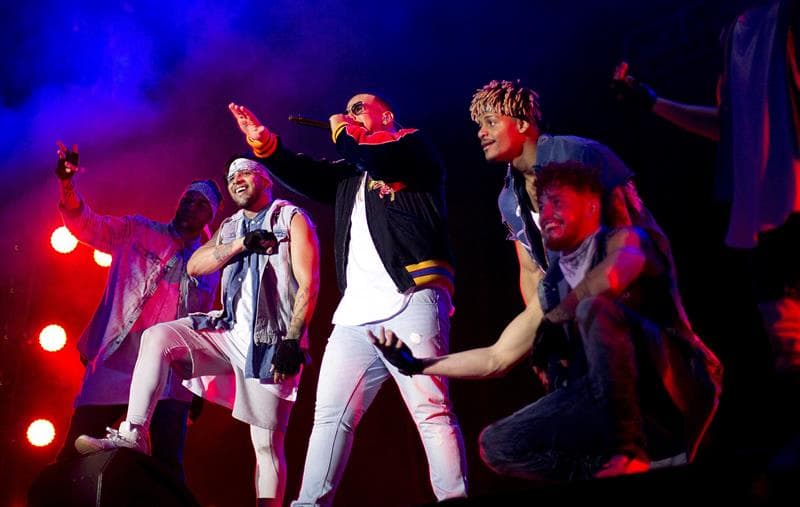 Daddy Yankee complementó su actuación con un vibrante cuerpo de baile.
