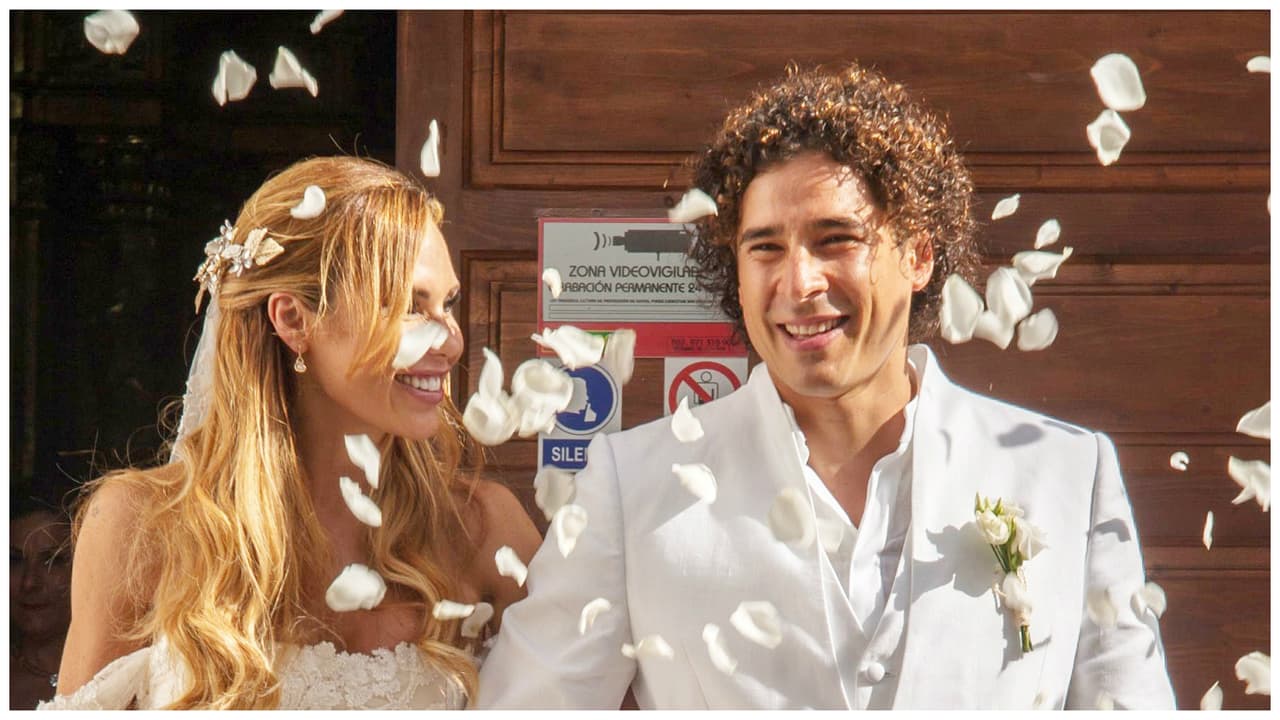 Francisco Guillermo Ochoa y la modelo mexicana Karla Mora contrajeron nupcias en la isla de Ibiza en España.