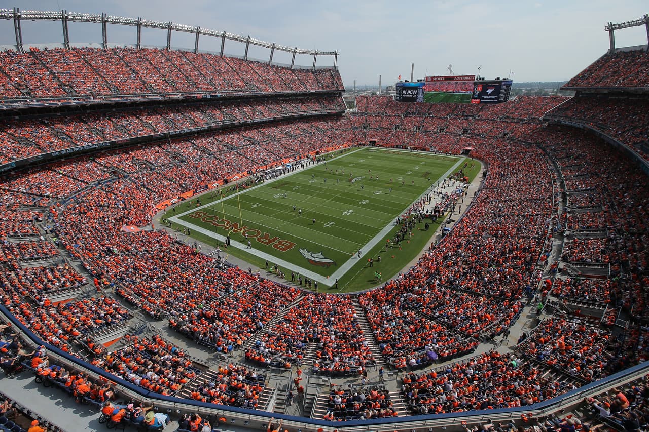 Tiene capacidad para 76,000 personas y desde 1970 los Broncos han jugado a casa llena todos sus partidos como locales -más de 350 tanto en el antiguo Mile High como en el estadio actual- según datos del mismo equipo.