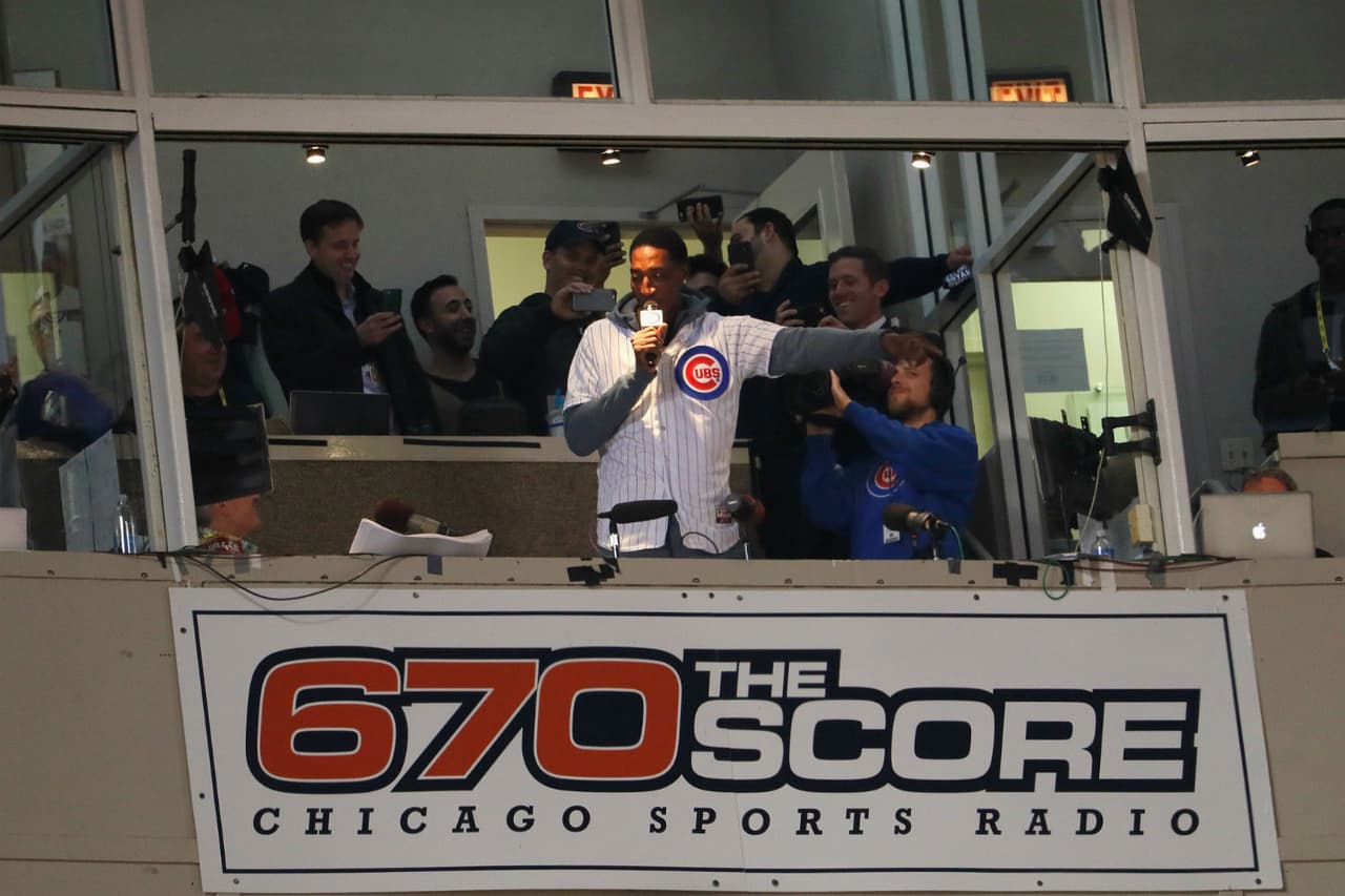 La leyenda de los Bulls, Scotie Pippen, entonó el "Take me out to the ball game" en la séptima entrada y como cantante demostró ser un gran basquetbolista.