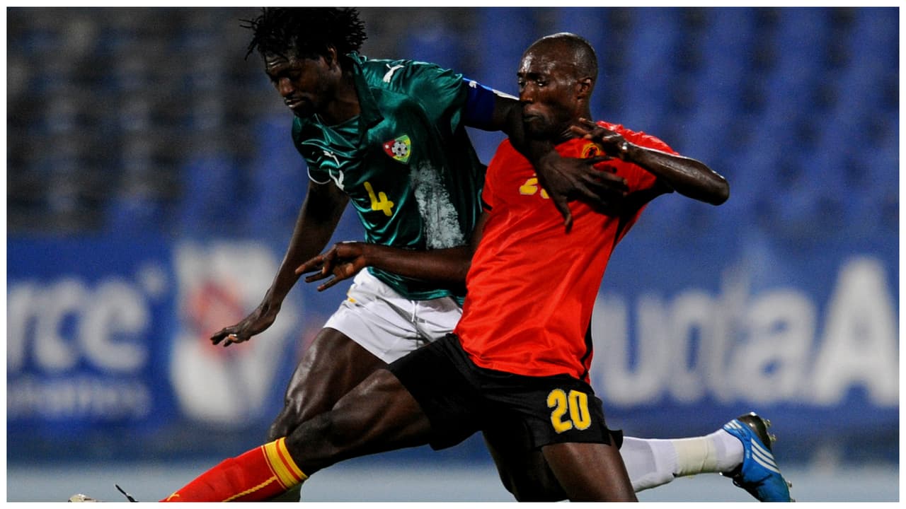 Adebayor salvó su pellejo echándose al suelo.