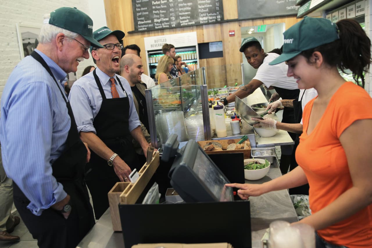 2014.- Pérez como secretario de trabajo visita un restaurante de comida rápida en Washington DC, mientras discutía el asunto del salario mínimo federal.