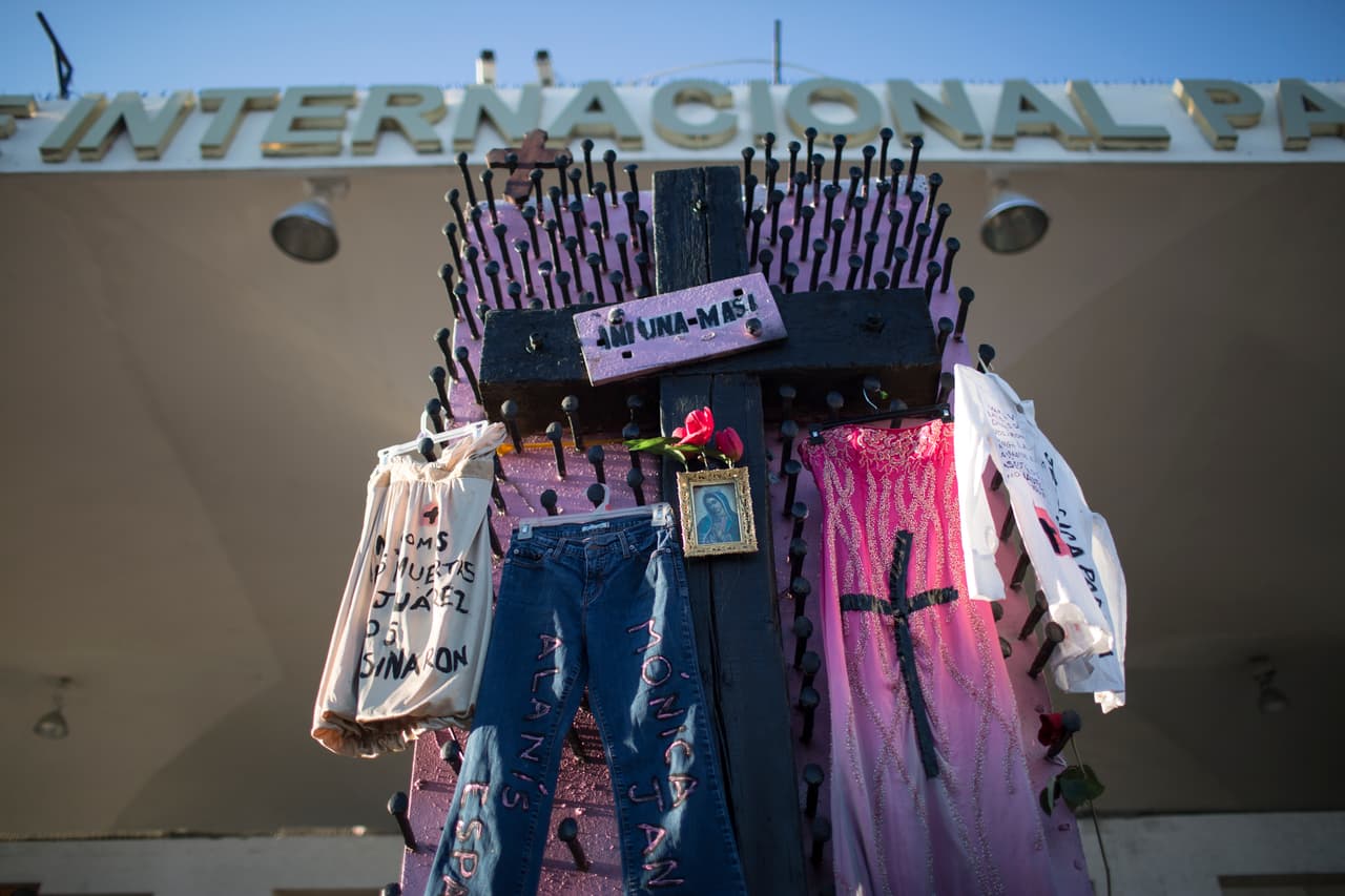 La Cruz de los Clavos, un ícono de la violencia contra las mujeres en Ciudad Juárez, es lo último que ven en México miles de conductores que cruzan a El Paso cada día. Los organizadores de la protesta se encontrarán el sábado a las 4 de la madrugada para rastrear posibles cuerpos en un arroyo que presentan como "el cementerio" de mujeres desaparecidas.