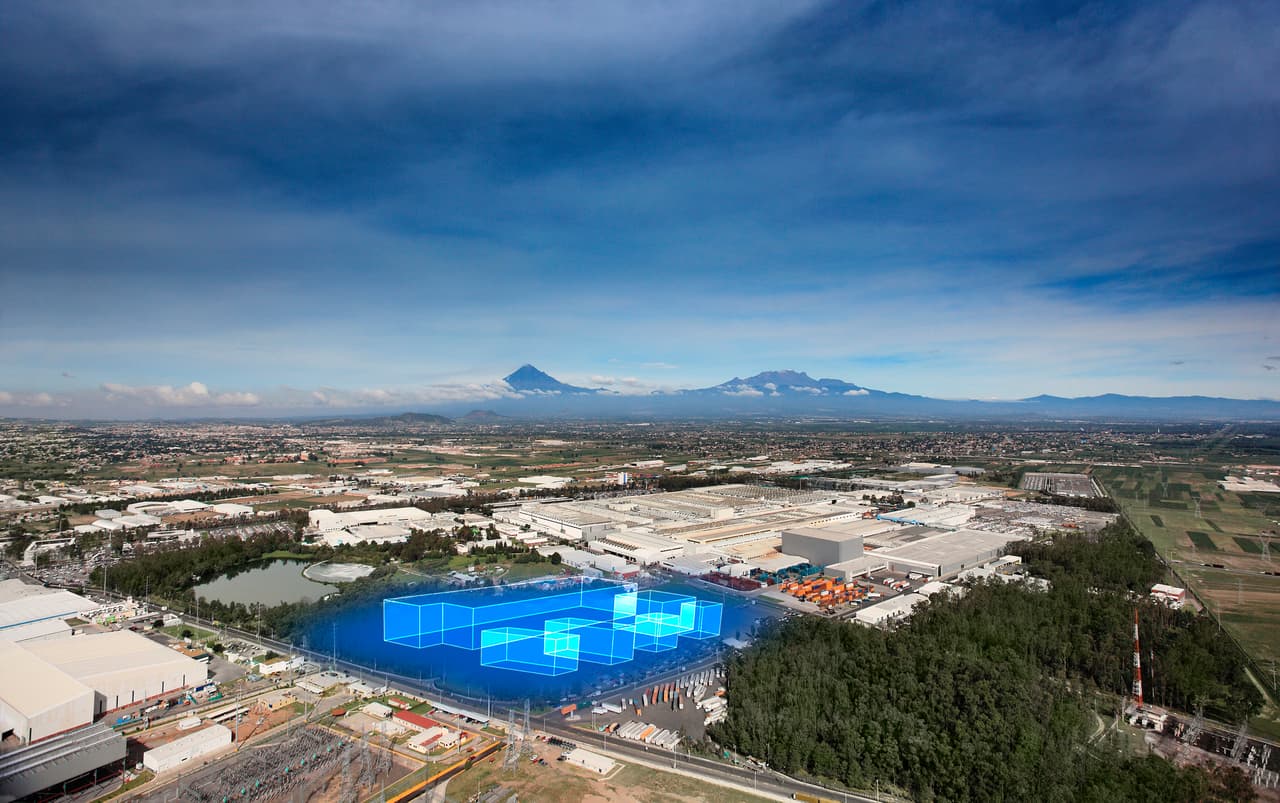 <b>Volkswagen Puebla</b>
<br>Ubicación: Puebla. México
<br>Establecida en 1964
<br>Extensión: 550,000 pies cuadrados
<br>Productos exportados a Estados Unidos:
<b>Volkswagen New Beetle 2</b>,
<b>Golf</b>,
<b>Jetta</b> y
<b>Audi Q5 </b>
<br>Capacidad anual: 475,000 unidades.
<br>
<b>En la imagen se observa la ampliación en marcha para la construcción de la Volkswagen Tiguan de base larga a partir de 2018</b>