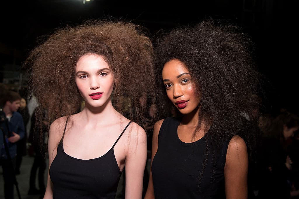 Toda la historia se basa en el trabajo del reconocido psicólogo Paul Ekman, quien se dedicó a estudiar la relación entre las emociones y las expresiones del rostro.