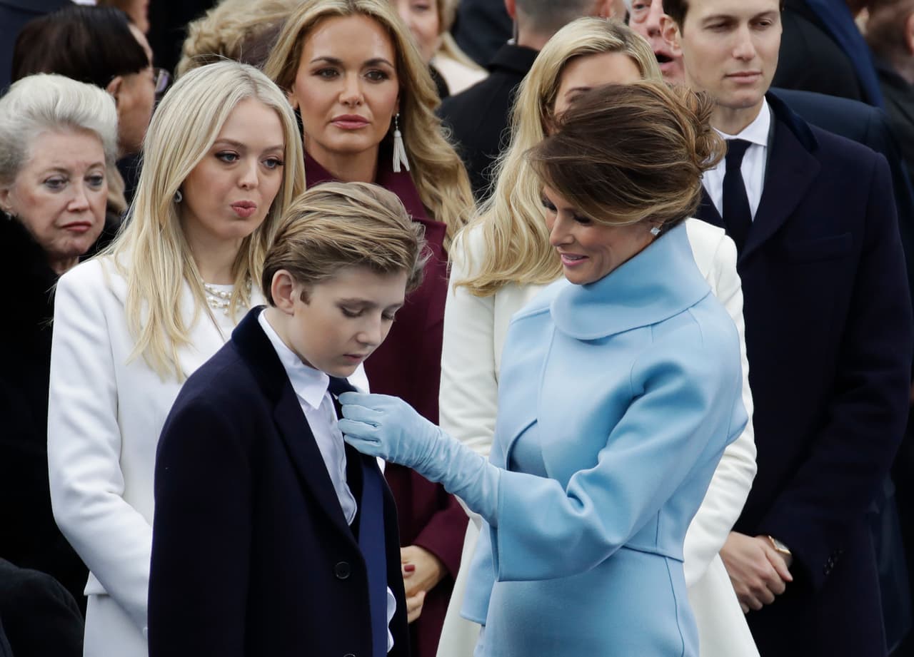 Aunque su madre intentó vigilar su atuendo, Barron Trump pareció tomar distancia.
<b><a href="http://heavy.com/news/2016/07/barron-trump-melania-trump-son-age-donald-youngest-kid-child-about-photos-who-is-children/2/">Según declaraciones de la propia Melania</a>, </b>Barron pasa mucho tiempo con ella, una vez que ella considera que la crianza del pequeño es su principal trabajo.