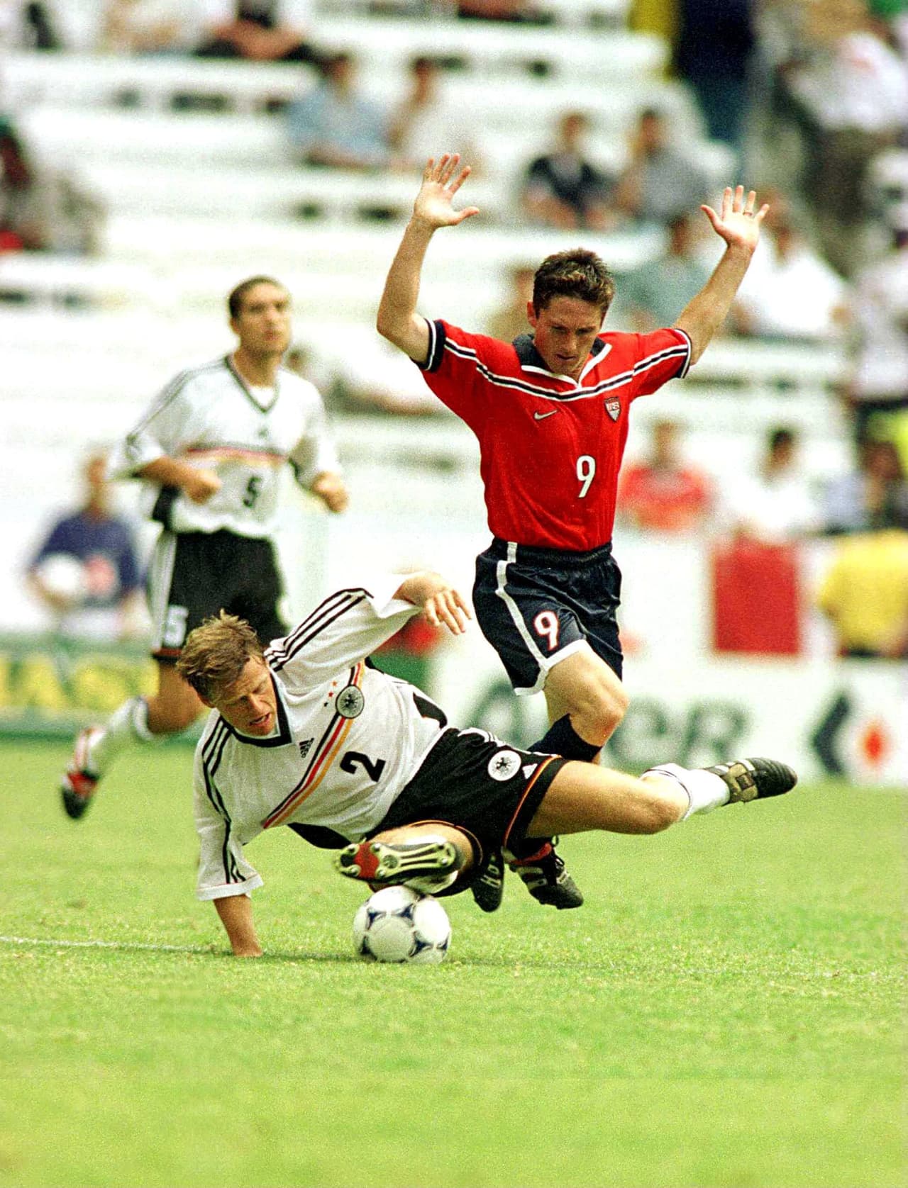 Sin embargo, en el Estadio Jalisco, fueron los estadounidenses quienes se impusieron dos a cero a los alemanes. Joe Max-Moore clavó el segundo clavo.