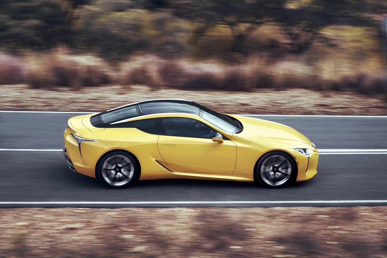 El nuevo Lexus LC500 posee una
<b>suspensión multilink</b> tanto en el eje delantero como en el trasero. La marca afirma haber buscado un
<b>bajo centro de gravedad</b> que permitiera atenuar el rolido del auto en curvas, según su comunicado de presentación.