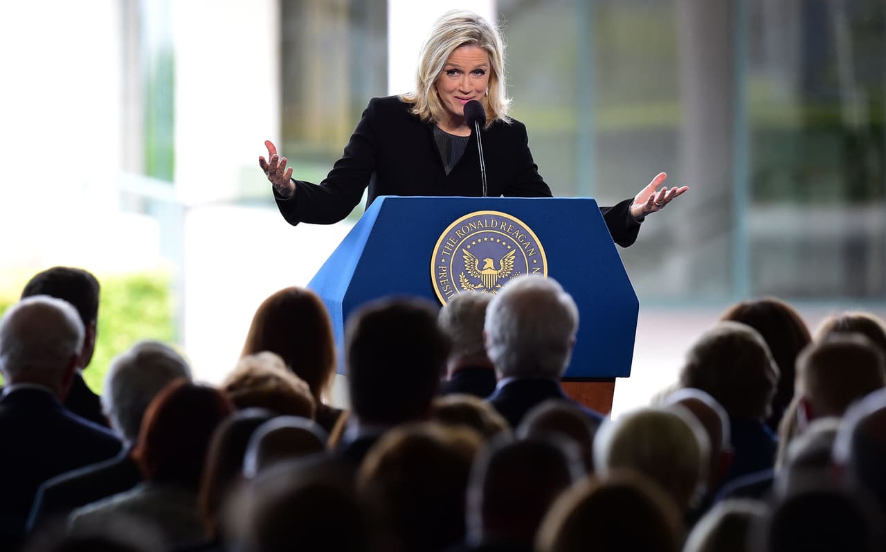 La periodista Diane Sawyer pronunció un discurso.
