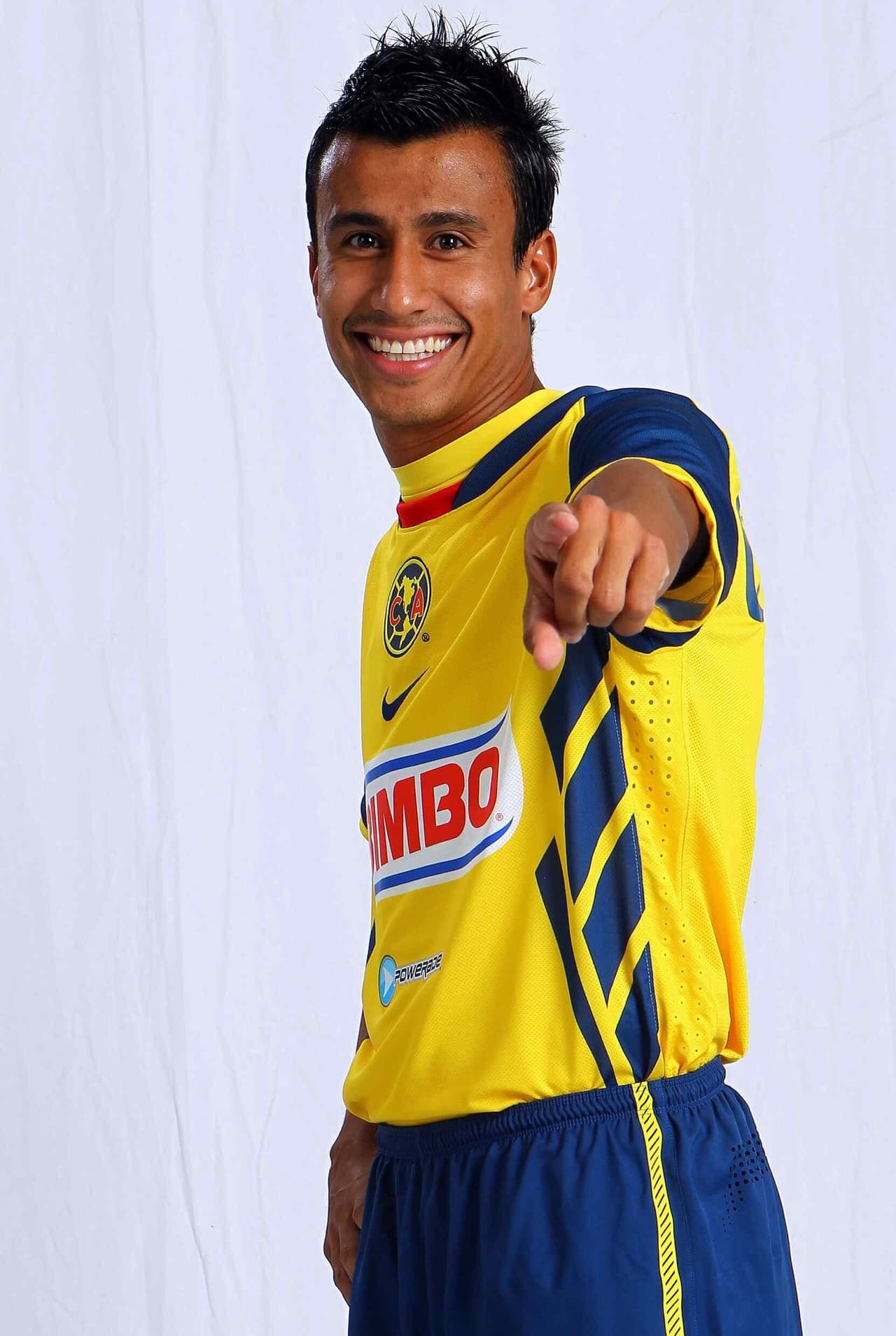 Un aficionado jamás se pondría los colores del acérrimo rival, pero algunos futbolistas no han tenido problema en vestir las dos playeras.