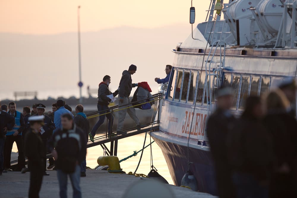 Las autoridades en las islas griegas de Lesbos y Chios deportaron el lunes a 202 migrantes y refugiados en embarcaciones con destino a Turquía