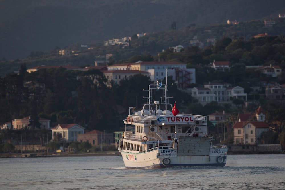 Un primer barco procedente de Lesbos llegó al puerto de Dikili hacia las 06:20 local, otro iba al mismo puerto y un tercero a Cesme procedente de Chios