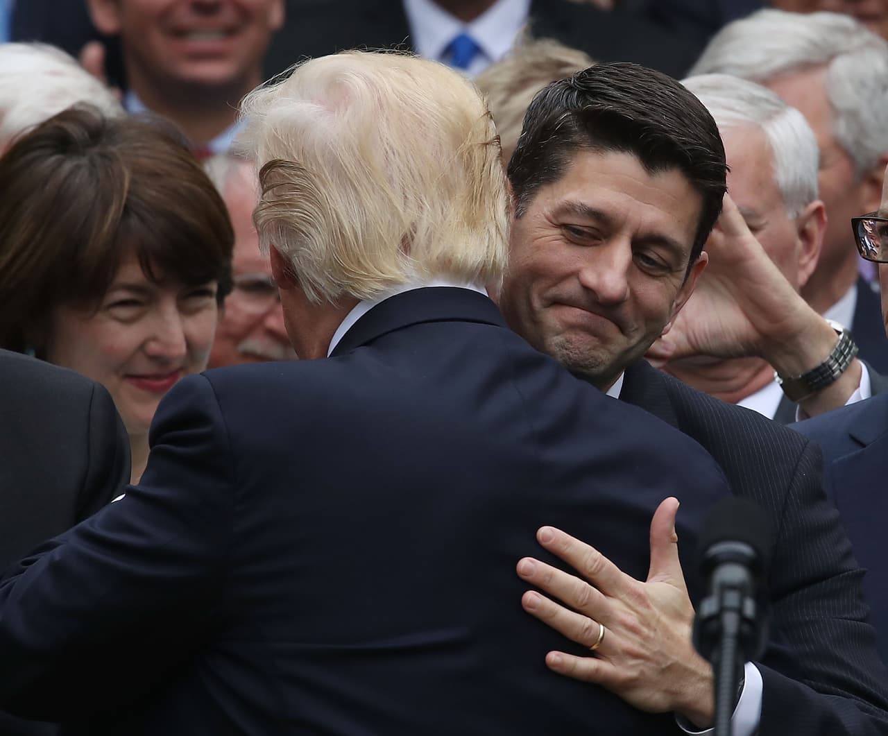 Paul Ryan abraza al presidente Trump el 4 de mayo durante la celebración de los republicanos de la Cámara Baja por la aprobación del plan para reemplazar Obamacare.