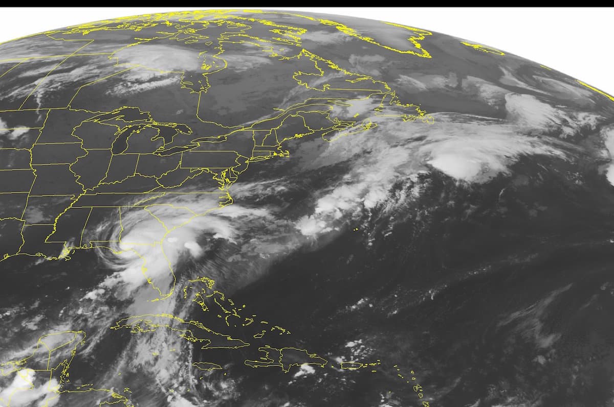 Una vista satelital de la tormenta facilitada por la Oficina Nacional de Océanos y Atmósfera, NOAA