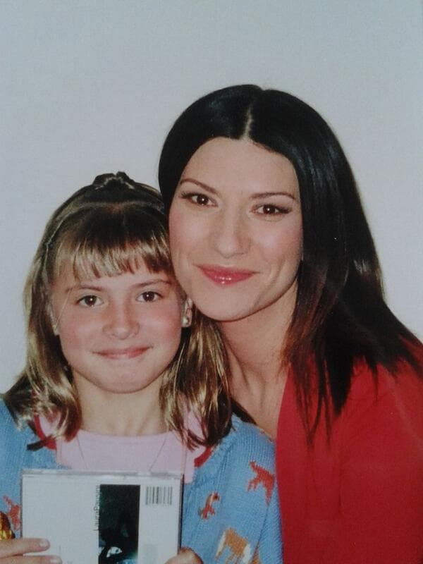 Esta imagen la compartió
<b>Daniela Aedo</b> en su cuenta de Twitter, pues recuerdó el encuentro que tuvo con
<b> <a href="http://www.univision.com/temas/laura-pausini">Laura Pausini</a></b>, y justo así lucía cuando participó en 'Vivan los niños' en el año 2002.