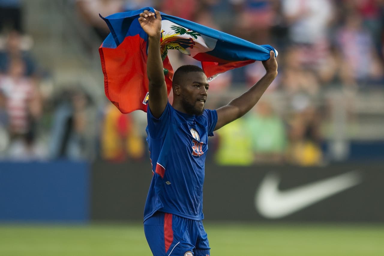El uniforme tradicional de la selección de Haití es playera, short y calcetas azules, y al conjunto se le conoce popularmente como Les Grenadiers (Los Granaderos).