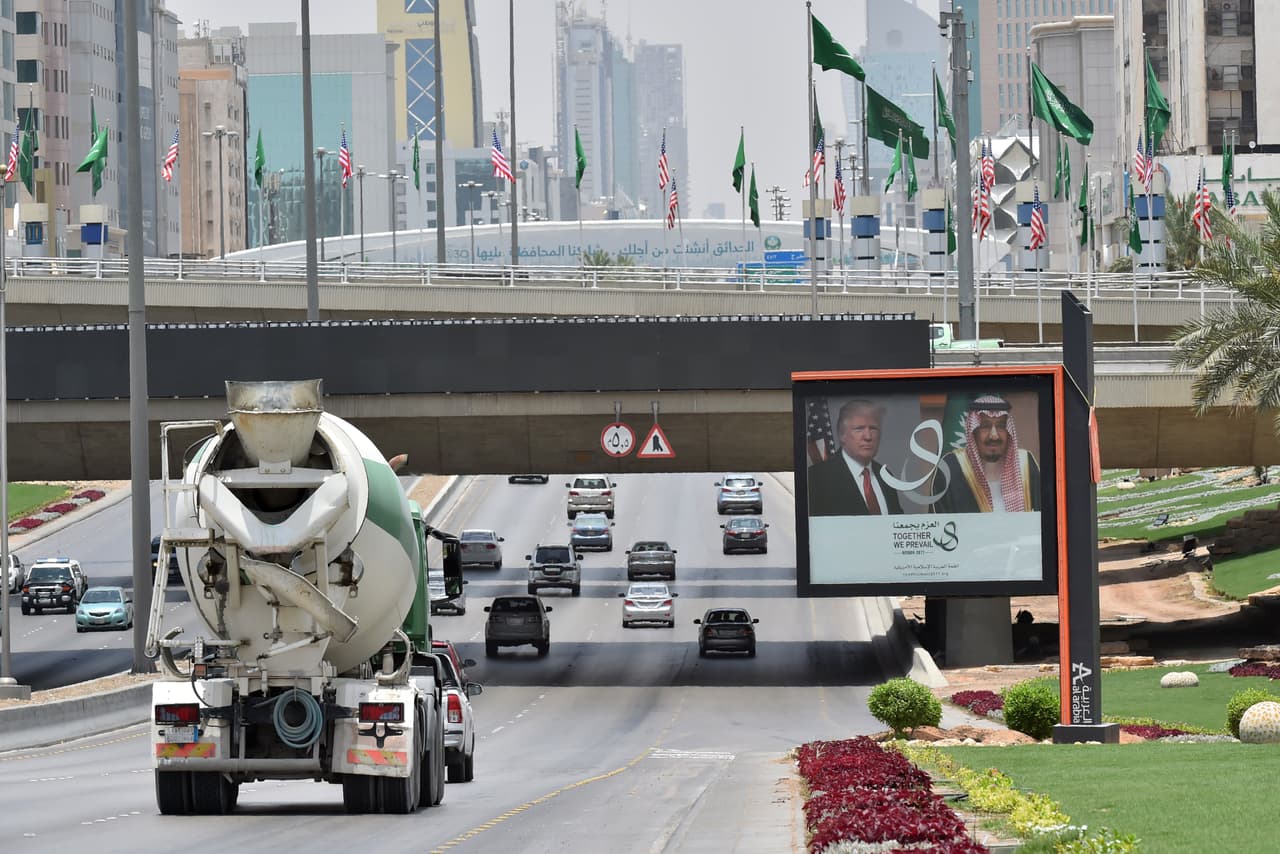 El sábado 20 de mayo el presidente llegará a Riad, la capital de Arabia Saudita, donde tiene previsto tomar café con el rey Salman, atender a un banquete real y mantener reuniones bilaterales con el rey, el príncipe heredero y otros miembros de la casa real. Algunos carteles anunciando la visita pueden verse alrededor de la ciudad.