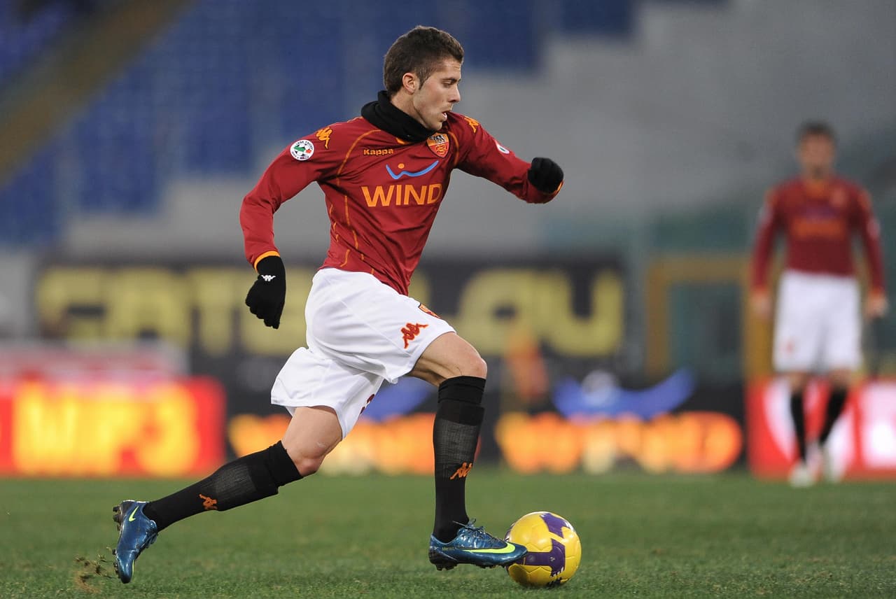 Fue así como el jugador que puede actuar como mediapunta o delantero llegó a Roma en Italia, donde vivió su mayor crecimiento como profesional.