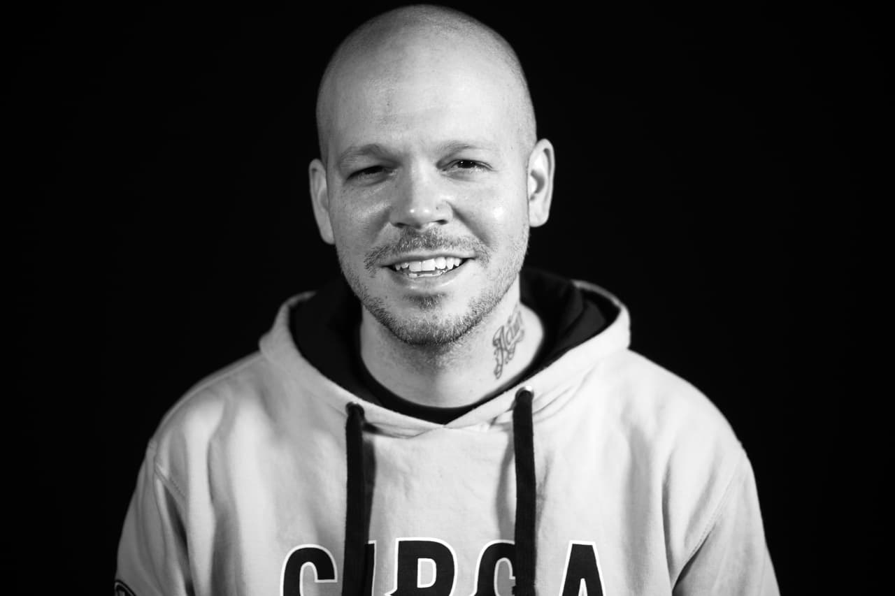 In the first episode of U-LAB podcast, Residente talks to U-LAB’s Nuria Net about the creative process behind his new album and documentary, the moment in first grade where he realized he was a good writer and how he got Lin-Manuel Miranda to rap in his album. Photos by Elisa Quero.