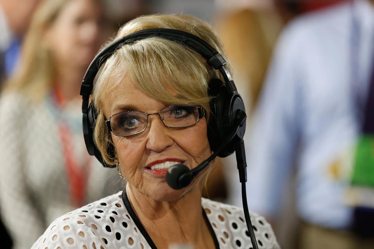 Jan Brewer, exgobernadora de Arizona, dice que los latinos no podrían elegir a Clinton en ese estado porque "no salen a votar".