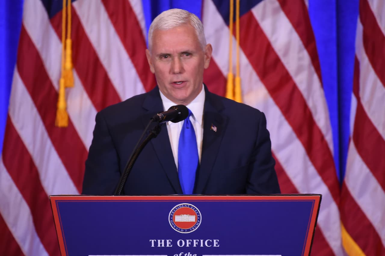 Luego de criticar a los medios, Mike Pense presentó a Donald Trump.