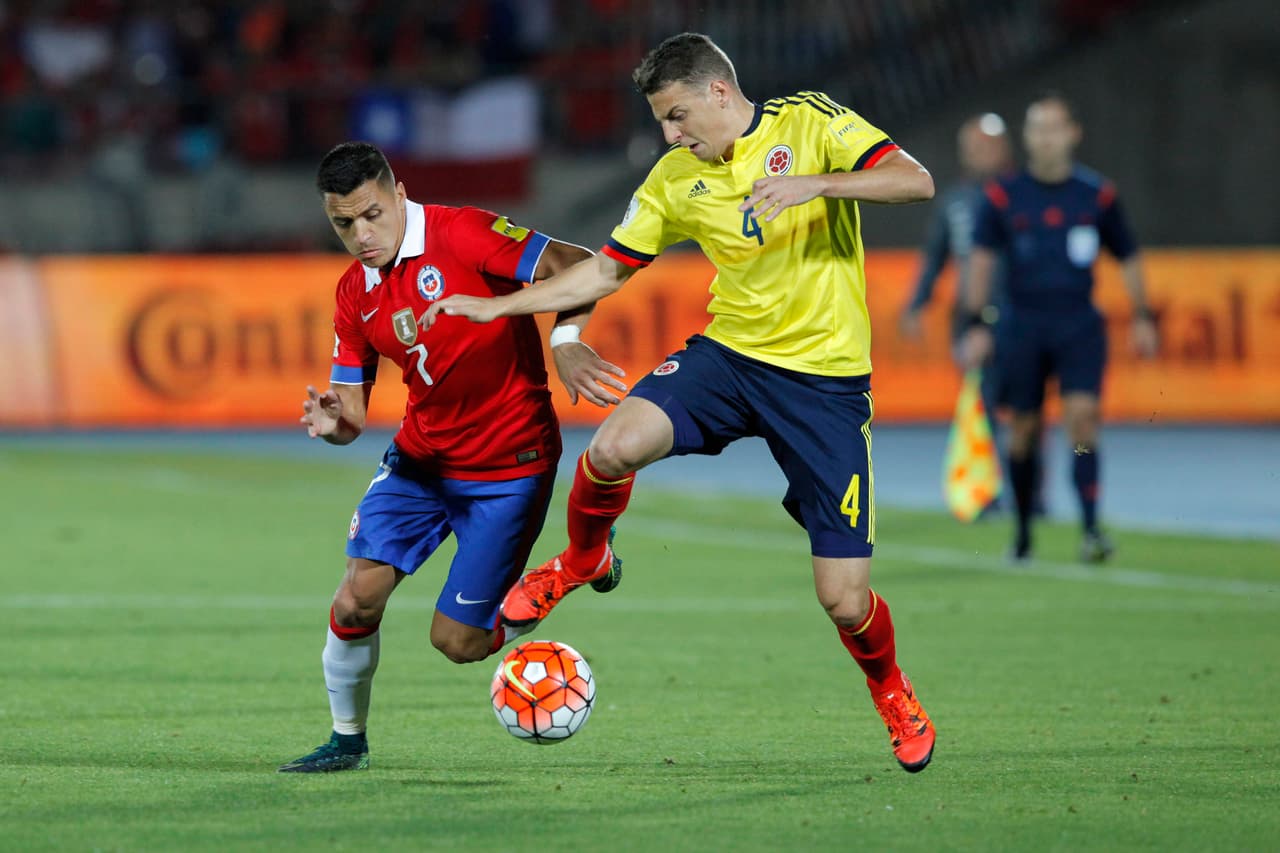 En 1965 se dio la goleada más escándalos de la serie entre ambas selecciones y fue en las eliminatorias mundialistas cuando Chile derrotó 7-2 los cafeteros. Sin embargo, en el juego de vuelta de esa misma eliminatoria Colombia consiguió su primer triunfo ante ellos al vencerlos por 2-1.