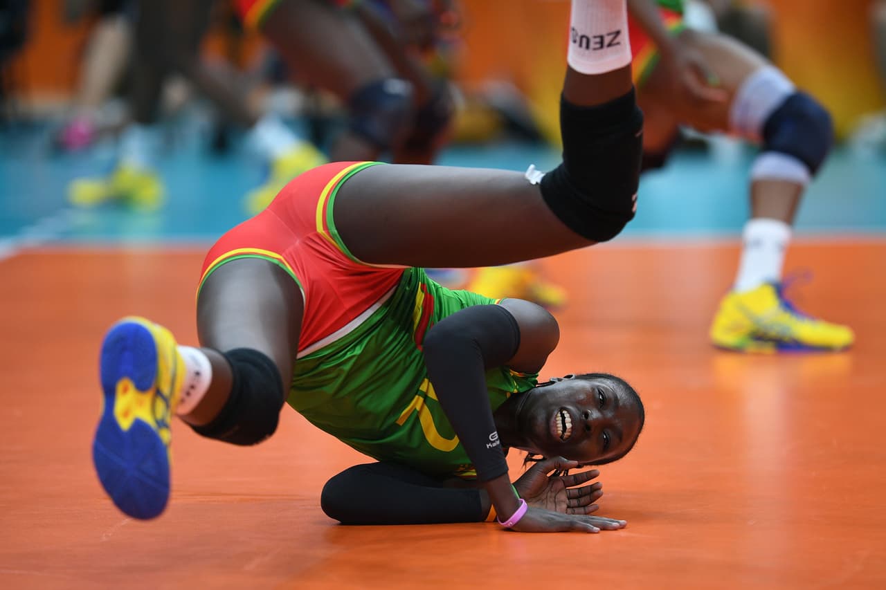 Abdoulkarim Fawziya (Camerún) cae en el partido de voleibol ante Rusia.
