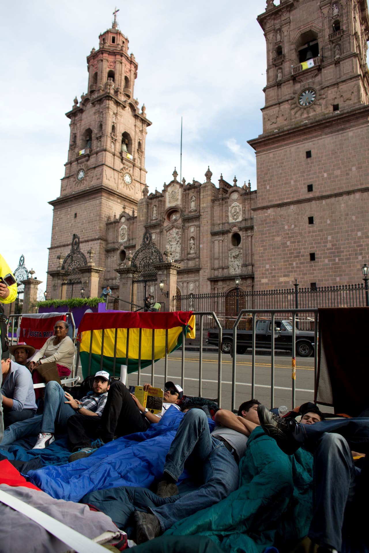 Este grupo de personas se quedó a dormir en las afueras de la Catedral de Morelia para poder ver la ruta del papa Francisco por la zona.