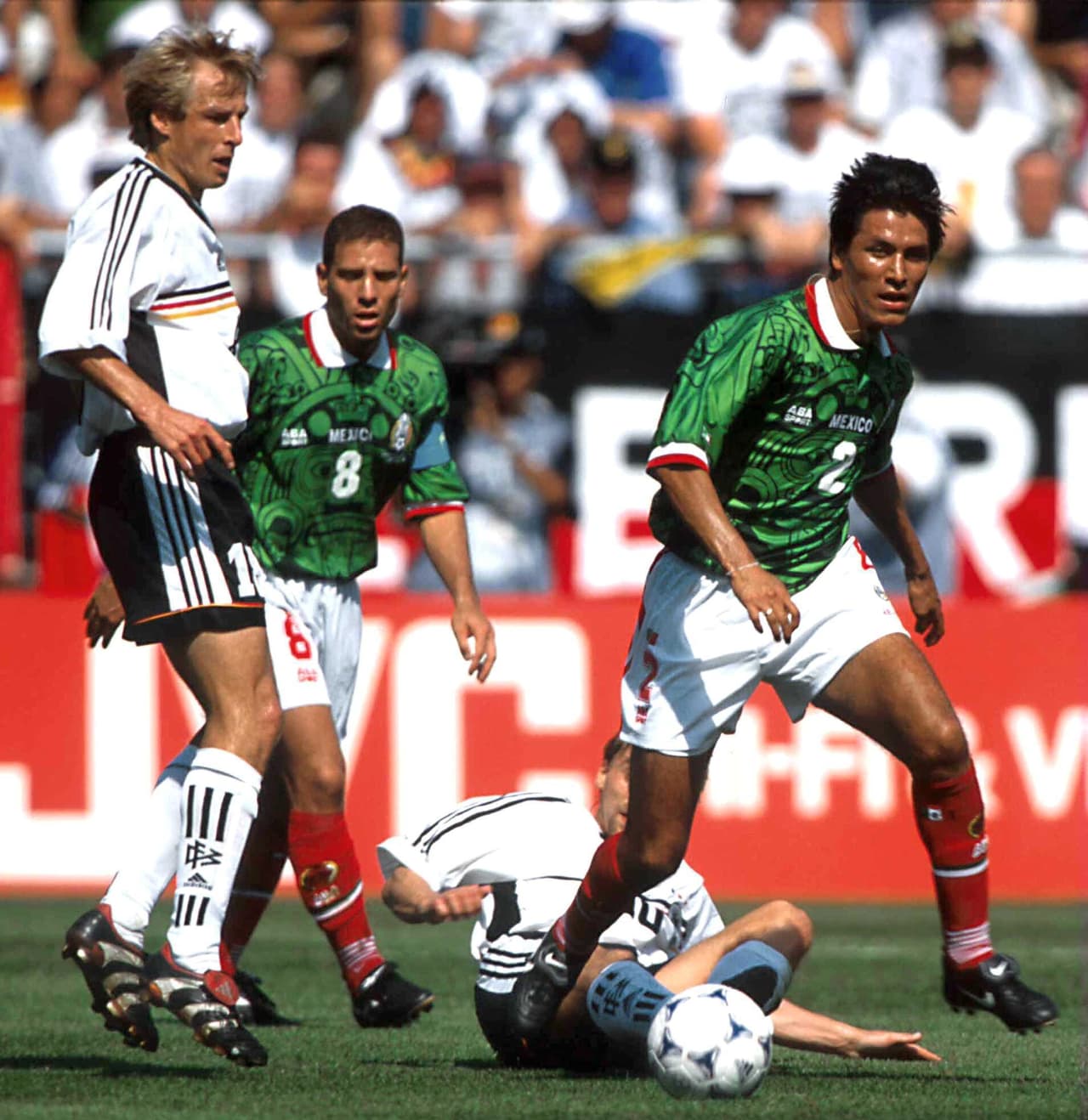 'El Emperador' Claudio Suárez tuvo una actuación imperial en el hombre-a-hombre ante delanteros de primer nivel.