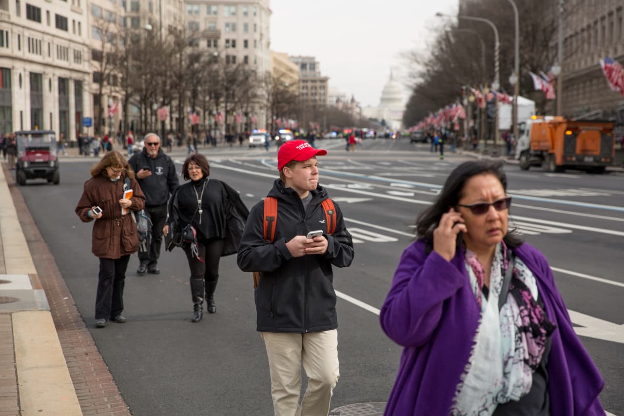 Los turistas caminan por la Avenida Pensilvania, cerrada al tráfico de vehículos.