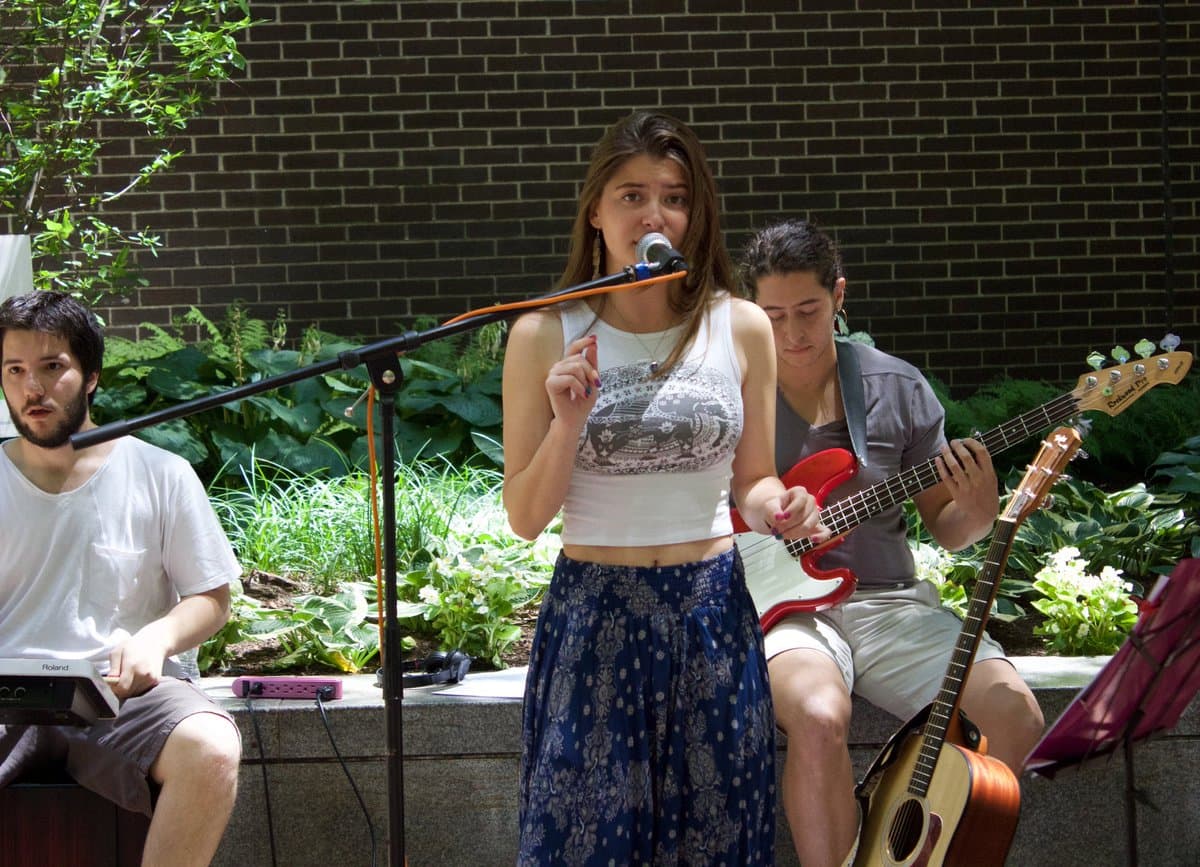 La ahora cantante dijo también que no descarta la posibilidad de regresar a las telenovelas, aunque aún no tiene planes de hacerlo, ya que la música lo es todo para ella en estos momentos.