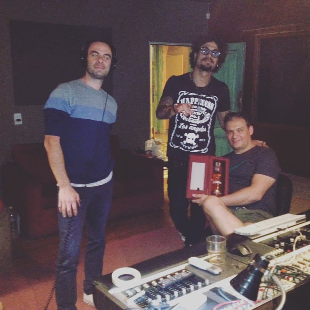 Cerró su cuenta de Instagram y de Twitter (solía ser muy activo en las redes sociales), para no aprovecharse de su fama como futbolista. Su faceta como rockero es toda bajo la Banda Barrio Viejo.