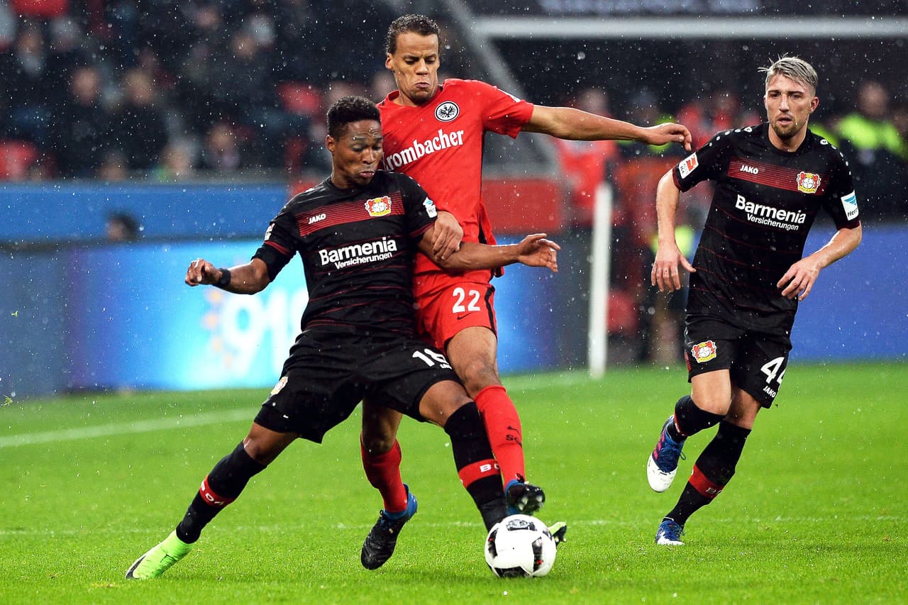 Pasaban los minutos y el Bayer seguía manteniendo la ventaja en el marcador sobre el Frankfurt.