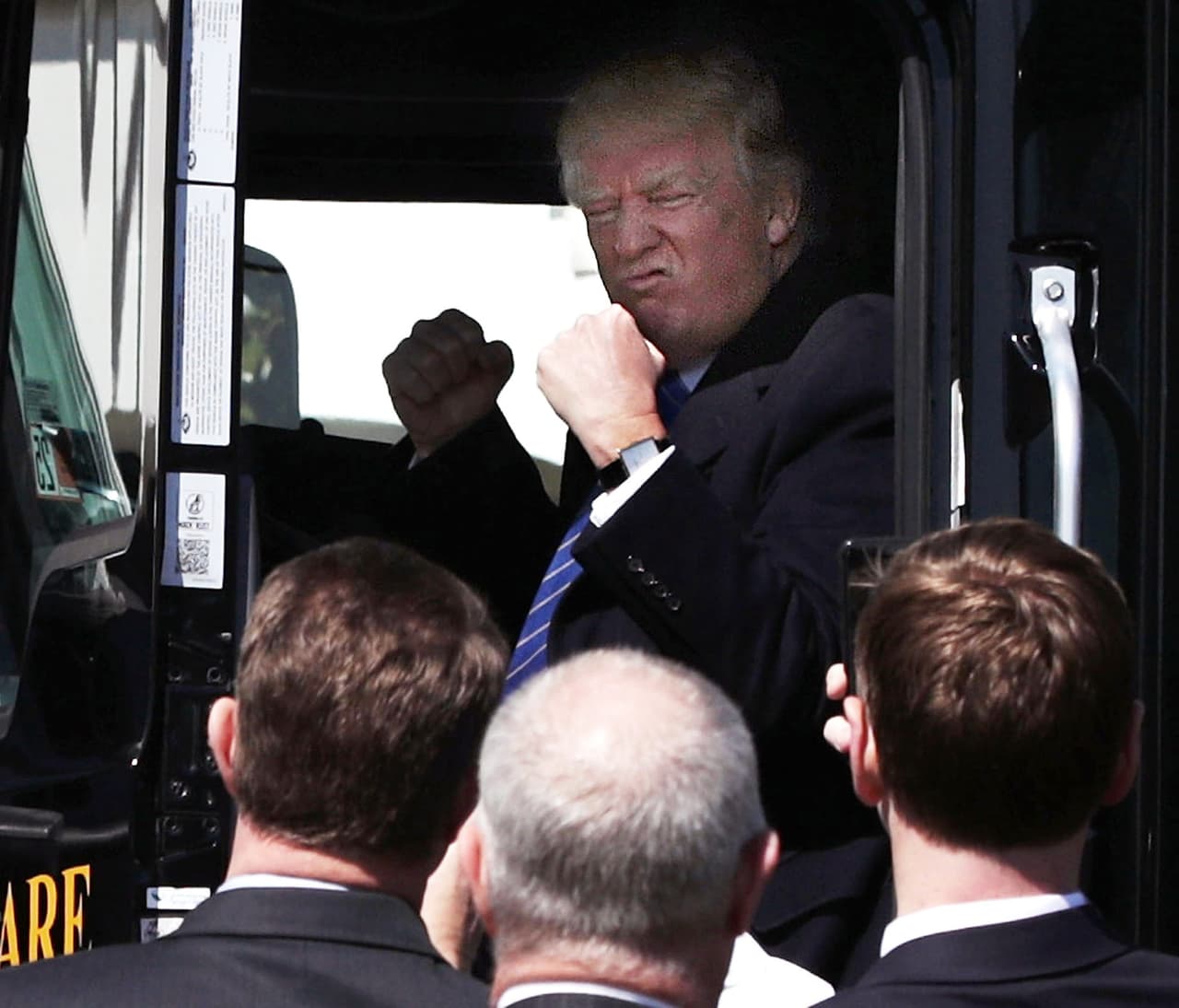 En medio de una visita de personeros de la industria camionera a la Casa Blanca el presidente aprovechó para subir a la cabina de uno de los dos camiones traídos a la mansión presidencial como parte del evento.