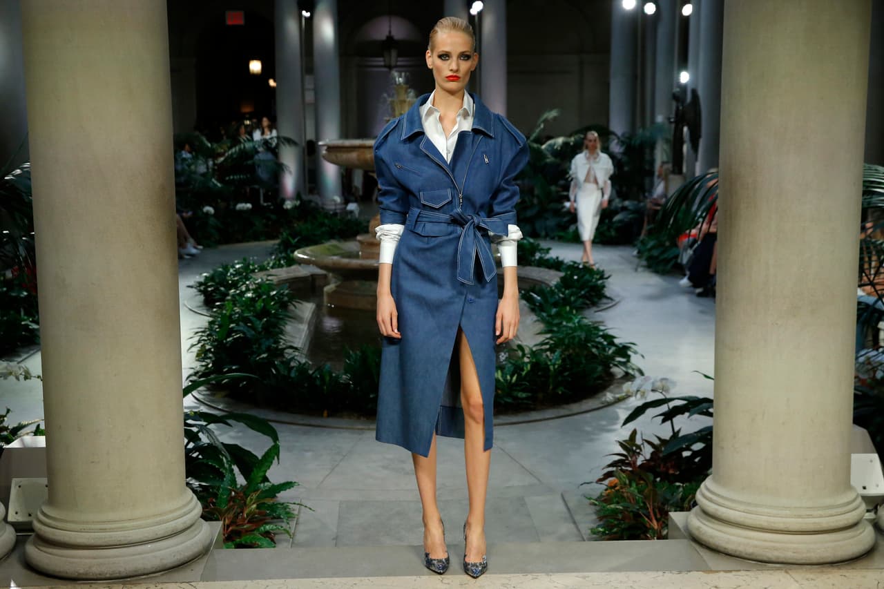 Frase 10: Este vestido entero tipo camisero que parece enaltecer el material de los uniformes de los trabajadores y llevarlo a su máxima expresión de elegancia es un vestido que deja claro que Carolina Herrera no se está inspirando en los libros o las pinturas. "Yo me inspiro en las mujeres que conozco y que me deslumbran en la calle".